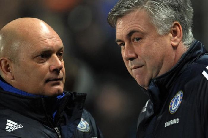 Ray Wilkins (kiri) sebagai asisten pelatih saat mendampingi Carlo Ancelotti dalam partai Liga Inggris antara Chelsea dan Hull City di KC Stadium, Hull, 2 Februari 2010.