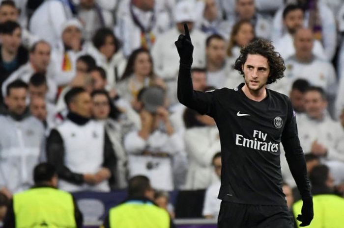 Gelandang Paris Saint-Germain, Adrien Rabiot, merayakan gol yang dia cetak ke gawang Real Madrid dalam laga leg pertama babak 16 besar Liga Champions di Stadion Santiago Bernabeu, Madrid, Spanyol, pada 14 Februari 2018.