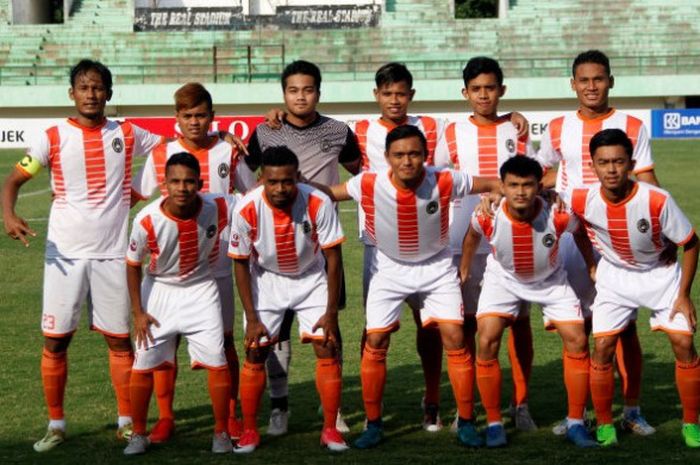 Para pemain Sragen United pose bersama sebelum laga kontra tuan rumah Persis Solo pada lanjutan laga Grup 4 Liga 2 musim 2017 di Stadion Manahan, 30 Juli 2017. 