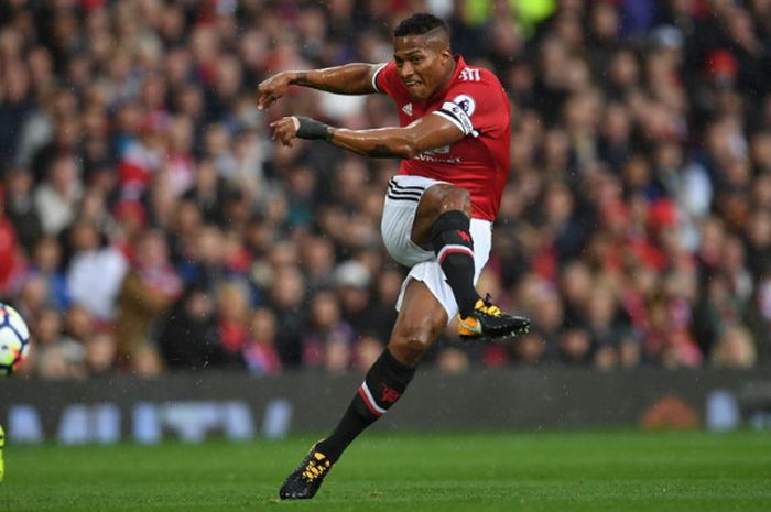 Aksi bek sayap Manchester United, Antonio Valencia, dalam pertandingan Liga Inggris 2017-2018 menghadapi Crystal Palace di Stadion Old Trafford, Manchester, Inggris, pada 30 September 2017.