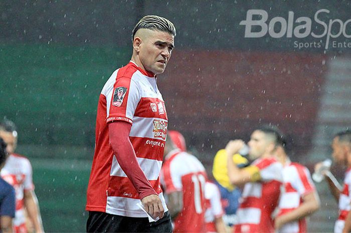 Striker Madura United, Cristian Gonzales, saat tampil melawan Perseru Serui pada hari pertama laga kedua Piala Presiden 2018 Grup C di Stadion Gelora Bung Tomo Surabaya, Jawa Timur, Kamis (18/01/2018) malam.