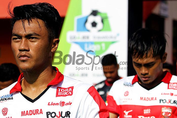 Pemain muda Madura United, Rizki Dwi, berjalan memasuki lapangan menjelang melawan Bali United pada laga perdana Liga 1 di Stadion Gelora Ratu Pamellingan Pamekasan, Jawa Timur, Minggu (16/04/2017) sore.