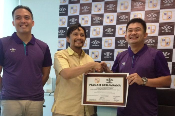 Pemilik yang juga Manajer Barito Putera, Hasnuryadi Sulaiman (tengah) berjabat tangan dengan CEO Umbro Indonesia, Ryan Gozali seusai penandatanganan piagam kerja sama di Office 8, Senopati, Jakarta Selatan, Kamis (19/10/2017).  