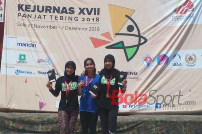 Atlet panjat tebing Banten, Raji'ah Salsabillah (tengah), meraih medai emas nomor speed classic putri Kejurnas Panjat Tebing 2018 pada Sabtu (1/12/2018) di Kompleks Manahan, Solo.