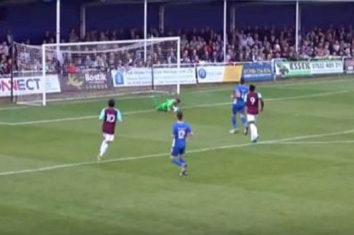 Ezra Wallian saat memperkuat West Ham United dalam laga uji coba melawan Billericay Town FC di AGP Arena, Selasa (8/8/2017).