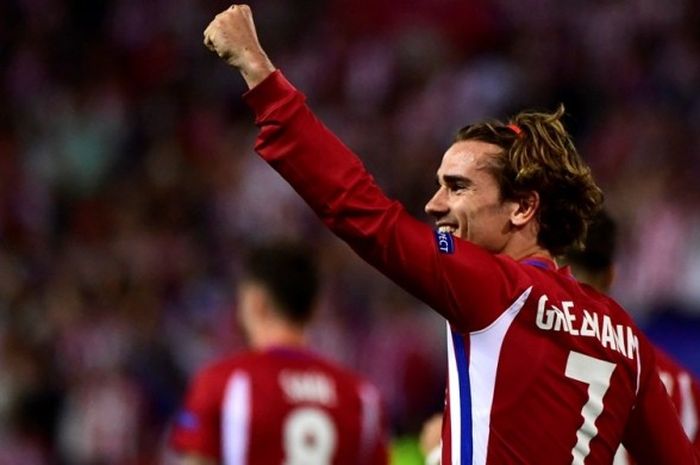 Selebrasi penyerang Atletico Madrid, Antoine Griezmann, setelah mencetak gol ke gawang Leicester City dari titik penalti di laga pertama babak perempat final Liga Champions, Rabu (12/4/2017).