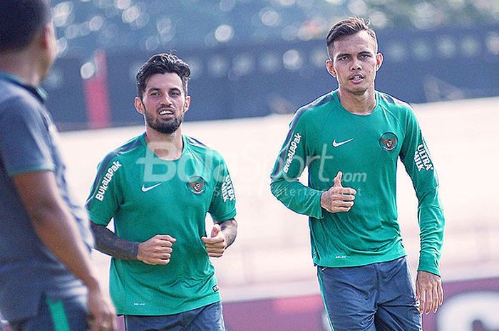 Dua pemain timnas, Stefano Lilipaly (kiri) dan Rezaldi Hehanusa (kanan) berlari melintasi tepi lapangan di Stadion Kapten I Wayan Dipta, Gianyar, Jumat (27/7/2018).