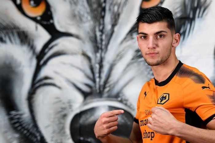 Striker anyar Wolverhampton Wanderers, Rafael Mir, berpose sesaat setelah resmi bergabung dengan klub.