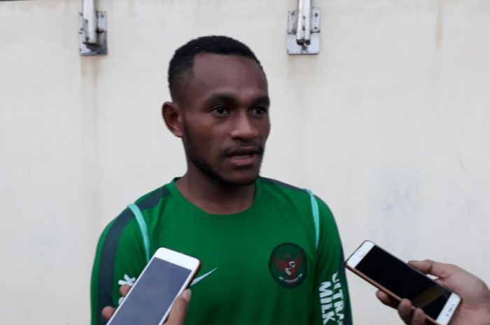 Pemain Persipura, Gunansar Papua Mandowen.