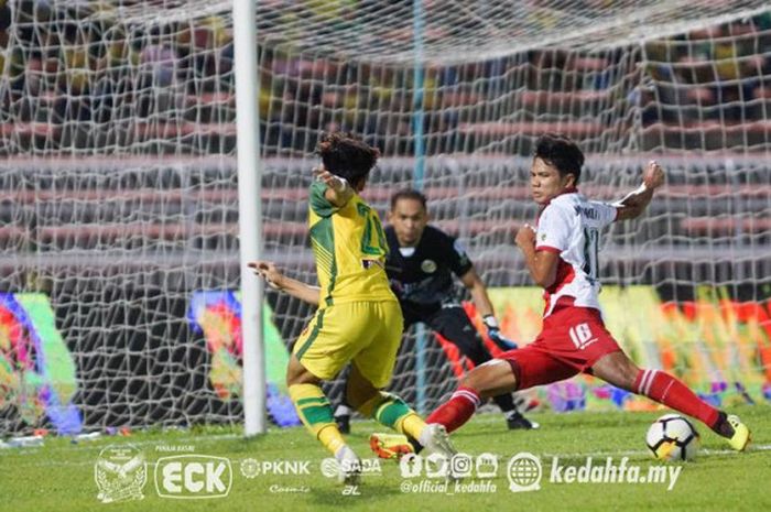 Aksi Achmad Jufriyanto (kanan) saat mengamankan pertahanan Kuala Lumpur FA yang dijamu Kedah FA pada