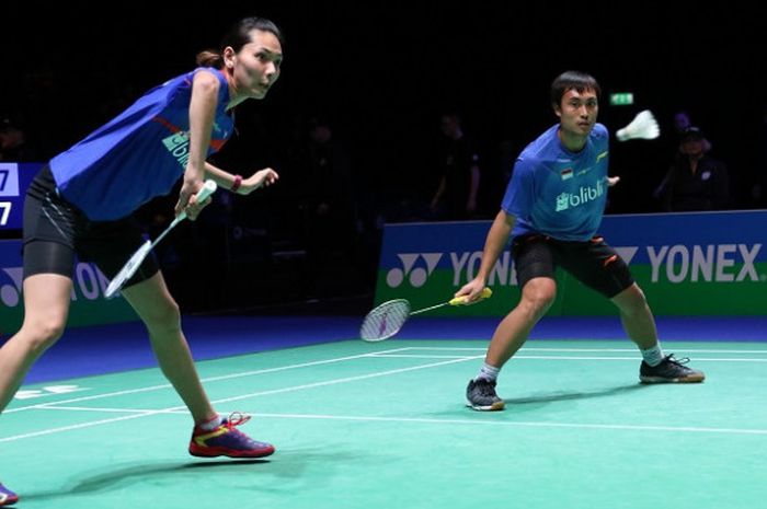 Pasangan ganda campuran Indonesia, Hafiz Faisal/Gloria Emanuelle Widjaja, mengembalikan kok pada laga babak kedua All England 2018 menghadapi Tontowi Ahmad/Liliyana Natsir. Hafiz/Gloria menang dengan skor 18-21, 21-15, 30-29 di Arena Birmingham, Inggris, Kamis 15/3/2018). 