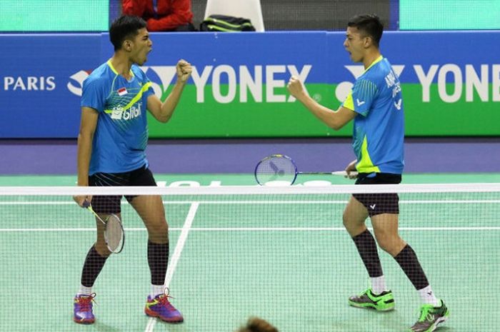 Pasangan ganda putra Indonesia, Fajar Alfian/Muhammad Rian Ardianto, melakukan selebrasi setelah memenangi laga melawan Li Junhui/Lui Yuchen (China) pada babak pertama Prancis Terbuka, 21-19, 21-13 yang berlangsung di Stade Pierre de Coubertin, Paris, Rabu (25/10/2017).