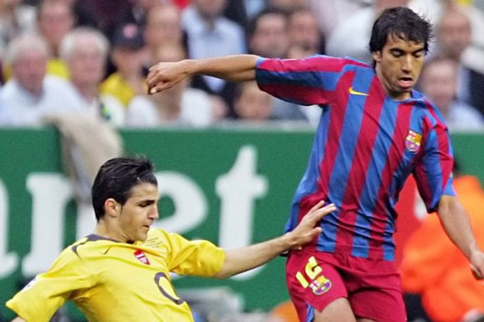 Bek kiri FC Barcelona, Giovanni van Bronckhorst (kanan), beraksi dalam laga final Liga Champions kontra Arsenal di Stade de France, Saint-Denis, Prancis, pada 17 Mei 2006.