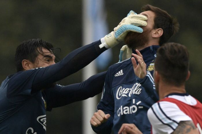 Kiper timnas Argentina, Sergio Romero, tidak sengaja mengenai wajah Lionel Messi saat sesi latihan di Buenos Aires, Selasa (29/8/2017)