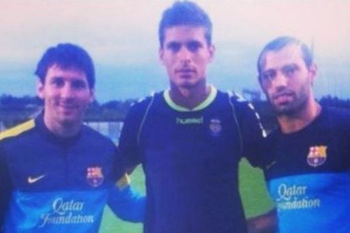 Gelandang Thai Port FC, Sergio Suarez, kala bersama dua bintang Barcelona, Lionel Messi dan Javier Mascherano.