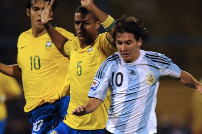 Felipe Melo (5) mengawal Lionel Messi saat Brasil melawan Argentina pada partai Kualifikasi Piala Dunia 2010 di Rosario, 5 September 2009.