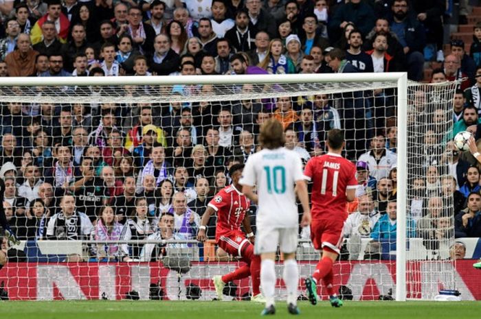   Penyerang Real Madrid, Karim Benzema (kanan), mencetak gol dengan sundulan dalam laga leg kedua semifinal Liga Champions kontra Bayern Muenchen di Stadion Santiago Bernabeu, Madrid, Spanyol pada 1 Mei 2018.  