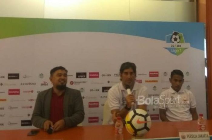 Pelatih dan pemain Persija Jakarta, Stefano Cugurra serta Ramdani Lestaluhu dalam jumpa pers, Stadion PTIK, Jakarta Selatan, Senin (25/6/2018).