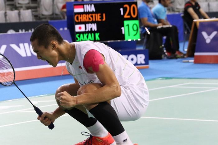 Pebulu tangkis tunggal putra Indonesia, Jonatan Christie, saat menghadapi Kazumasa Sakai (Jepang) pada perempat final Korea Terbuka di SK Handball Stadium, Seoul, Jumat (15/9/2017).