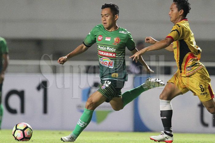 Duel pemain di laga PS TNI Vs Mitra Kukar di Stadion Pakansari, Selasa (26/9/2017)