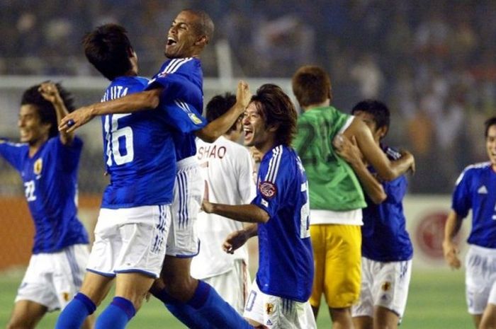 Para pemain Jepang merayakan kemenangan 3-1 atas China di final Piala Asia 2004 di Beijing Workers Stadium pada 7 Agustus 2004.