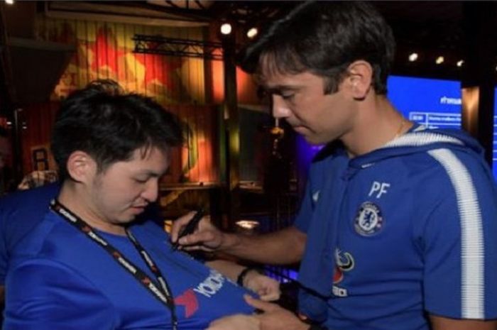 Paulo Ferreira menandatangani jersey fan Chelsea