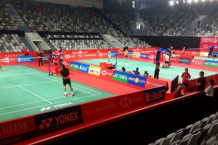  Para pemain Indonesia melakukan sesi uji coba lapangan Istora Senayan jelang turnamen Indonesia Mas