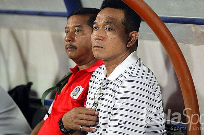 Ekspresi pelatih PSBK Blitar, Bonggo Pribadi, saat mengamati jalannya laga antara PSCS Cilacap melawan PSBK Kota Blitar pada babak play-off Liga 2 di Stadion Kanjuruhan Malang, Jawa Timur, Kamis (12/10/2017) malam.