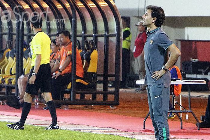 Pelatih Timnas U-23 Indonesia, Luis Milla, dalam laga uji coba melawan Timnas U-23 Thailand di Stadion PTIK, Jakarta, Kamis (31/5/2018).