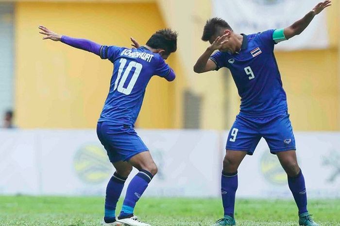 Usai mencetak gol ke gawang Timnas Indonesia U-22, gelandang Thailand Chayyawat Buran (kiri) selebrasi dengan Chenrop Samphaodi di Stadion Shah Alam, Selangor, Malaysia, Selasa (15/8/2017).