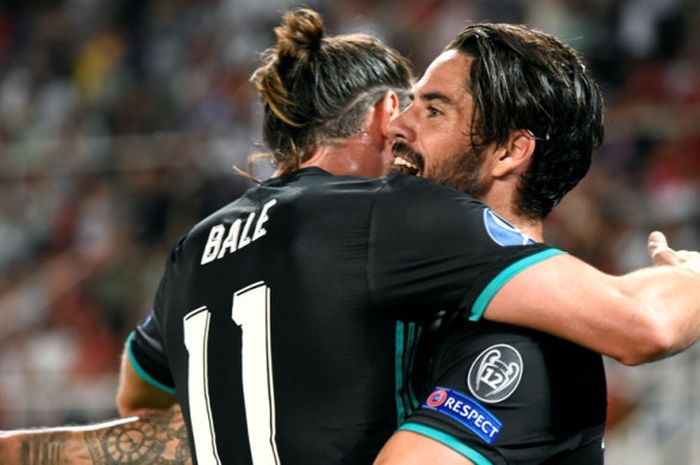 Gelandang Real Madrid, Isco, merayakan gol ke gawang Manchester United bersama Gareth Bale dalam laga Piala Super Eropa di Stadion Philip II Arena, Skopje, pada 8 Agustus 2017.