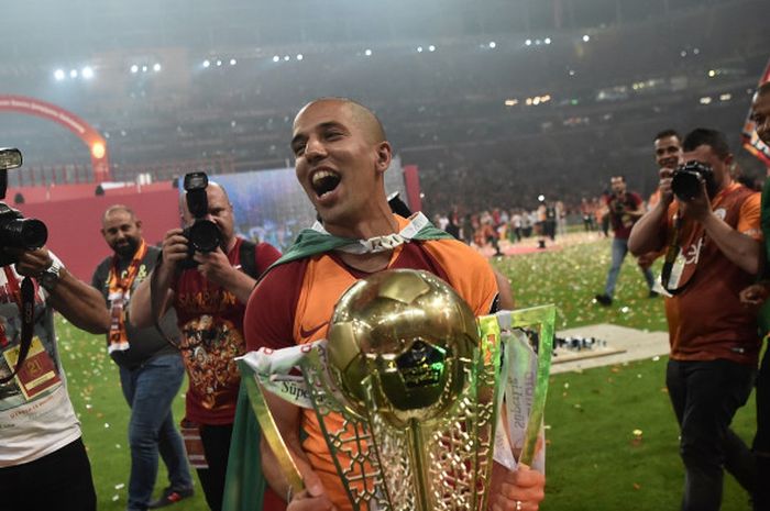 Gelandang Galatasaray, Sofiane Feghouli, mengangkat trofi juara Liga Turki 2017-2018, 20 Mei 2018 di Istanbul.