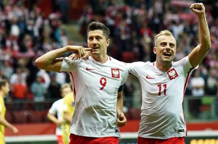 Striker Polandia, Robert Lewandowski (kiri), merayakan gol yang dia cetak ke gawang Kazakhstan dalam laga Kualifikasi Piala Dunia 2018 zona Eropa di Stadion Narodowy, Warszawa, Senin (4/9/2017).