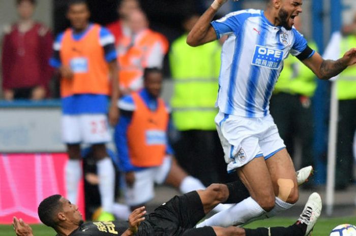 Pemain Newcastle United, Isaac Hayden, berduel dengan pemain Huddersield Town dalam laga di The John Smith's Stadium, Minggu (20/8/2017)