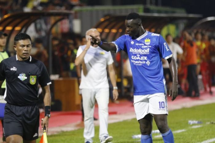  Striker Persib Bandung, Ezechiel Ndouassel di laga melawan Persija Jakarta di Stadion PTIK, Jakarta, Sabtu (30/6/2018). 