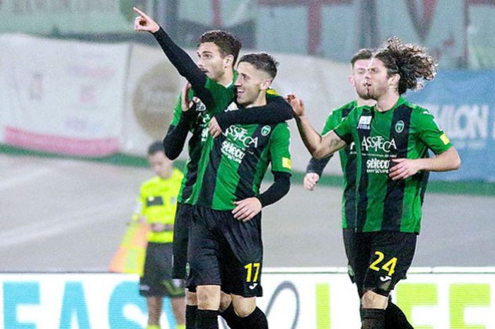 Pemain Pordenone Calcio melakukan selebrasi saat melawan Vicenza Calcio dalam laga Liga Italia Serie C di Stadion Ottavio Bottecchia, Pordenone, pada 25 November 2017.