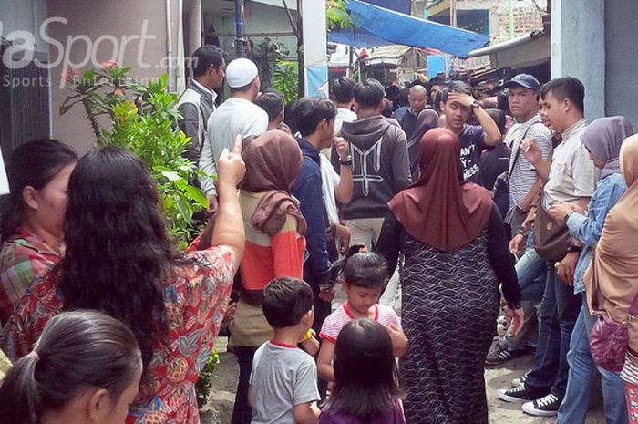 Pelayat memadati rumah duka Almarhum Ricko Andrean di Jalan Tamin Abdul Syukur, Cicadas, Kota Bandung, Kamis (27/7/2017).