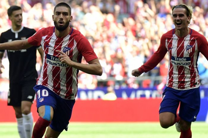 Yannick Carrasco melakukan selebrasi setelah mencetak gol ke gawang Sevilla di laga lanjutan Liga Spanyol di Stadion Wanda Metropolitano, Sabtu (23/9/2017) waktu setempat.