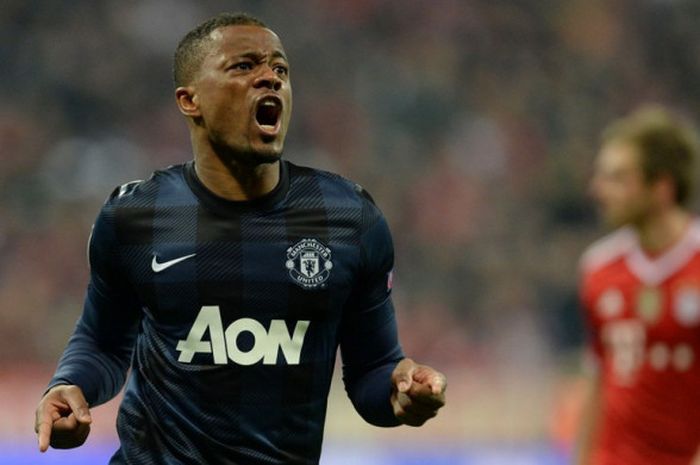 Mantan bek kiri Manchester United, Patrice Evra, saat merayakan gol yang dia cetak ke gawang Bayern Muenchen dalam laga leg kedua perempat final Liga Champions di Munich, Jerman, pada 9 April 2014.