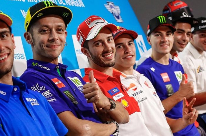 Dari kiri ke kanan, Alex Rins, Valentino Rossi, Andrea Dovizioso, Marc Marquez, Maverick Vinales, Danilo Petrucci, dan Xavies Simeon, saat jumpa pers jelang MotoGP Aragon, Kamis (21/9/2017).