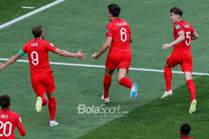 Bek Harry Maguire dan para pemain timnas Inggris merayakan gol dalam partai perempat final Piala Dunia 2018 melawan Swedia di Samara Arena, 7 Juli 2018.