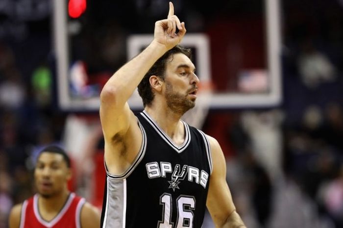 Pebasket San Antonio Spurs, Pau Gasol (jersey hitam, #16), melakukan selebrasi setelah mencetak poin