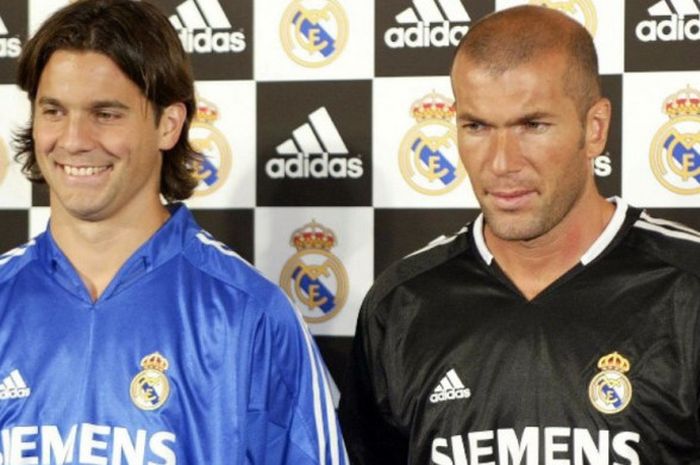 Santiago Solari (kiri) dan Zinedine Zidane berpose dalam acara peluncuran seragam Real Madrid di Tokyo, 28 Juli 2004.