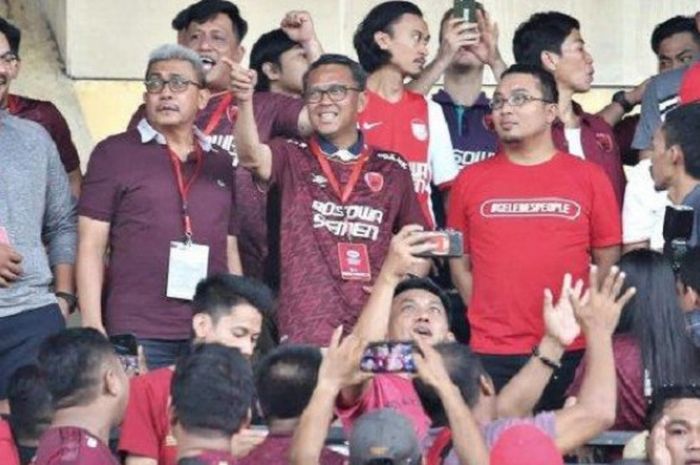 Gubernur Sulawesi Selatan, Prof. HM Nurdin Abdullah, hadir dalam laga PSM  Vs PSMS di Stadion Andi M