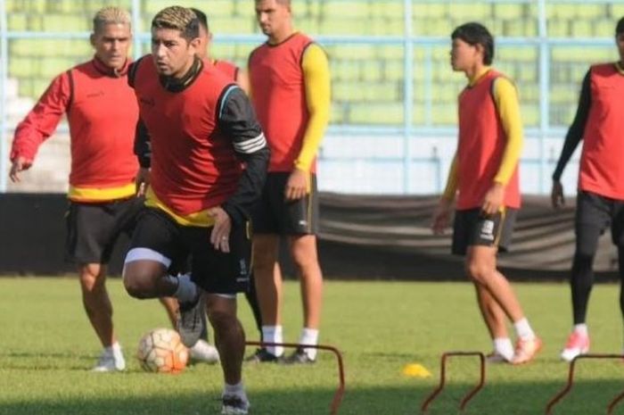Pemain tengah Arema, Esteban Vizcarra (depan) dalam latihan terakhir timnya jelang tur ke Bandung di Stadion Kanjuruhan, Kab Malang pada Rabu (12/4/2017) sore. 