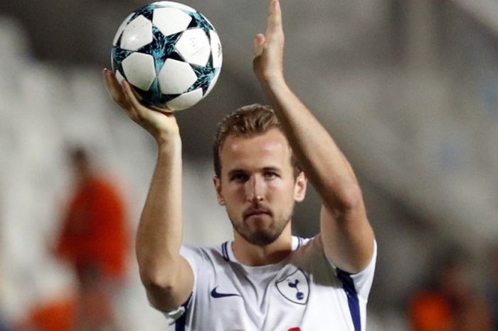 Striker Tottenham Hotspur, Harry Kane, membawa pulang sebuah bola seusai pertandingan Grup H Liga Champions menghadapi APOEL FC sebagai tanda bahwa dirinya berhasil mencetak hat-trick di Stadion Neo GSP, Nikosia, Siprus, pada Selasa (26/9/2017).