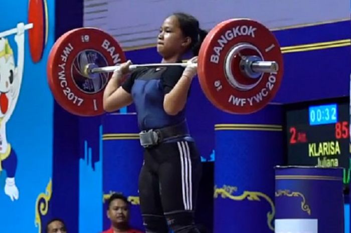 Lifter junior Indonesia, Juliana Klarisa, pada kejuaraan dunia angkat besi junior 2017.