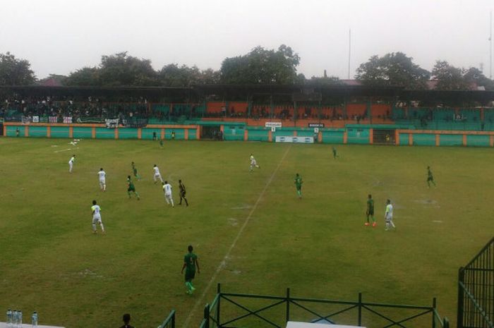 Suasana pertandingan antara Bogor FC (putih) melawan Persikabo Bogor (hijau), di Stadion Mini Cibinong, Kabupaten Bogor, Sabtu (16/12/2017).