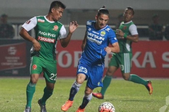 Pemain PS TNI, Tambun Naibaho (kiri) dan gelandang Persib, Kim Kurniawan di Stadion Pakansari, Kabupaten Bogor, Minggu (21/8/2016) malam. 