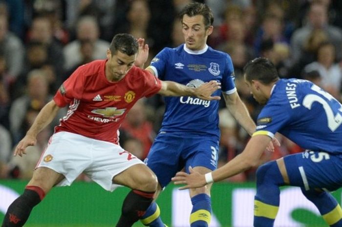 Gelandang Manchester United, Henrikh Mkhitaryan (kiri), beraksi dalam pertandingan persahabatan kontra Everton di Old Trafford, Manchester, 3 Agustus 2016.